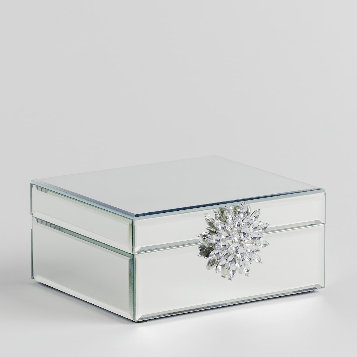 Szklana szkatułka na biżuterię z ozdobnym zapięciem mirro