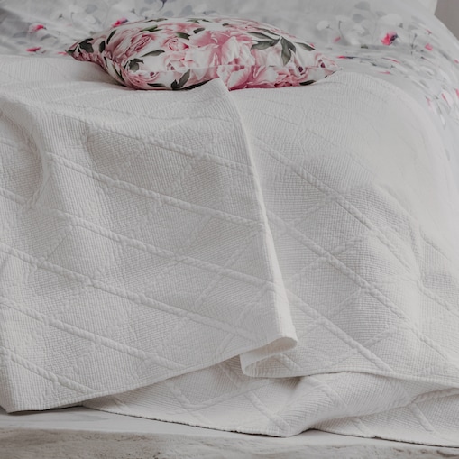 Jednokolorowa narzuta na łóżko Salvio 200x220 cm z motywem geometrycznym