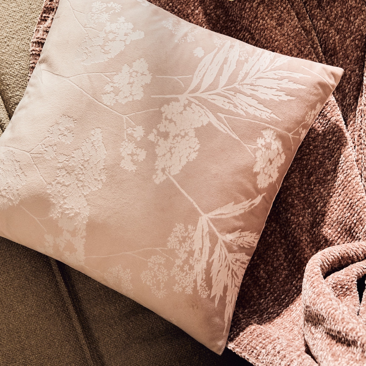 Poszewka Welwetowa Rosinio 45x45 cm z motywem roślinnym