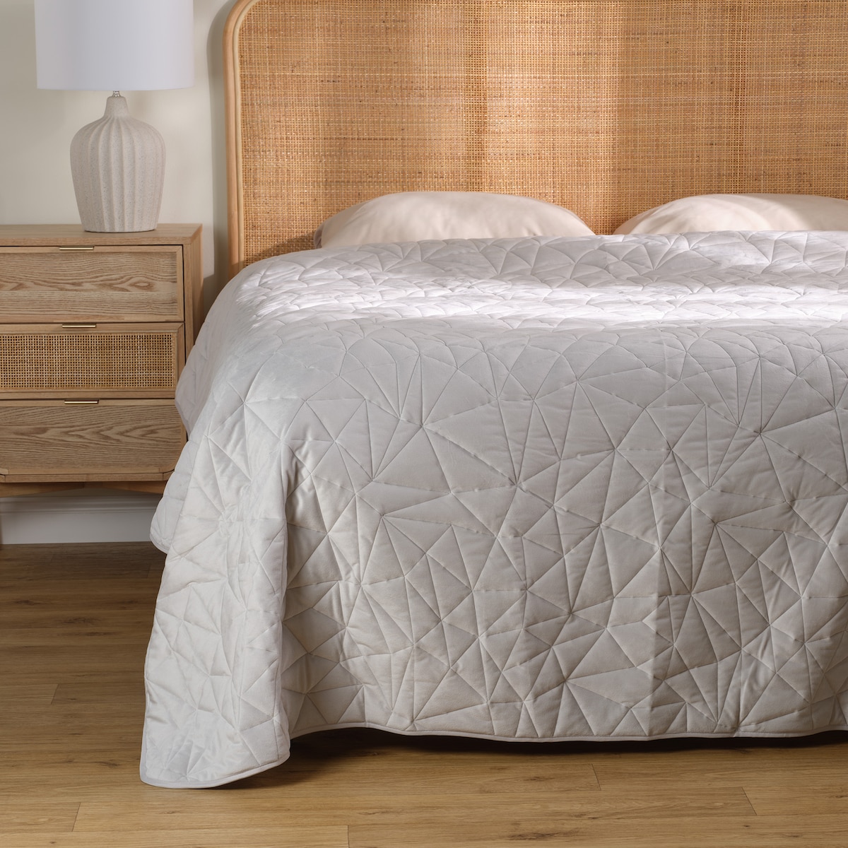 Narzuta Trianga 200x220 cm z motywem geometrycznym