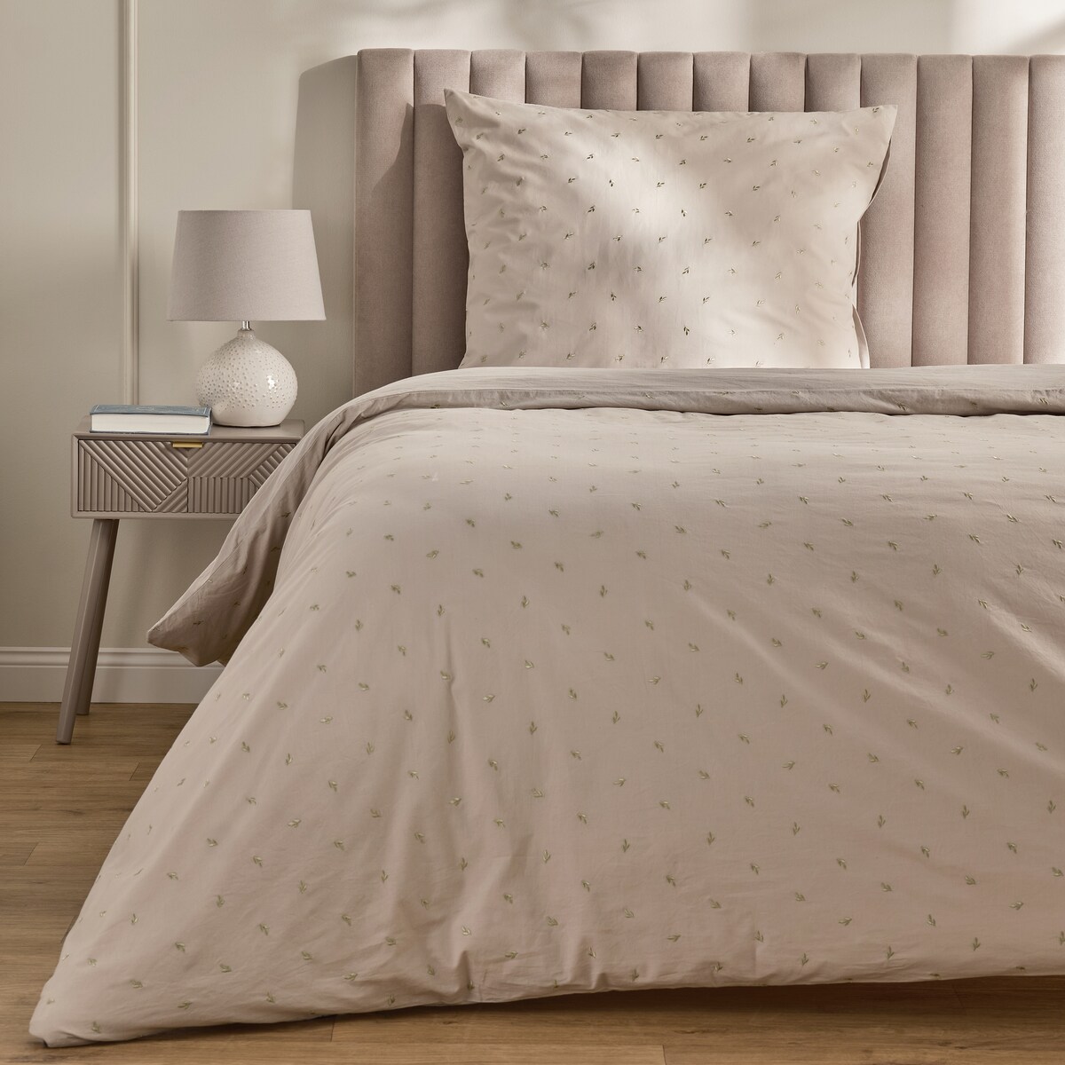 Pościel bawełniana z haftem Listisi 140x200 cm z motywem liściastym