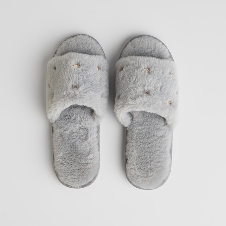 Kapcie Nulino z motywem gwiazdy