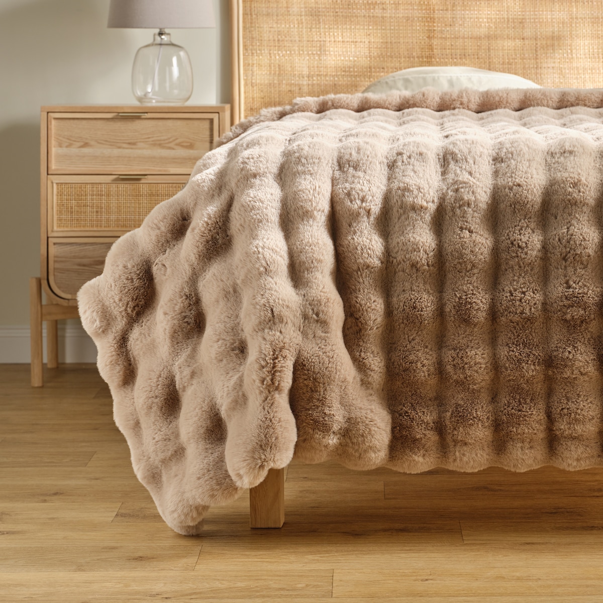 Jednokolorowa futrzana narzuta na łóżko Bares 180x200 cm