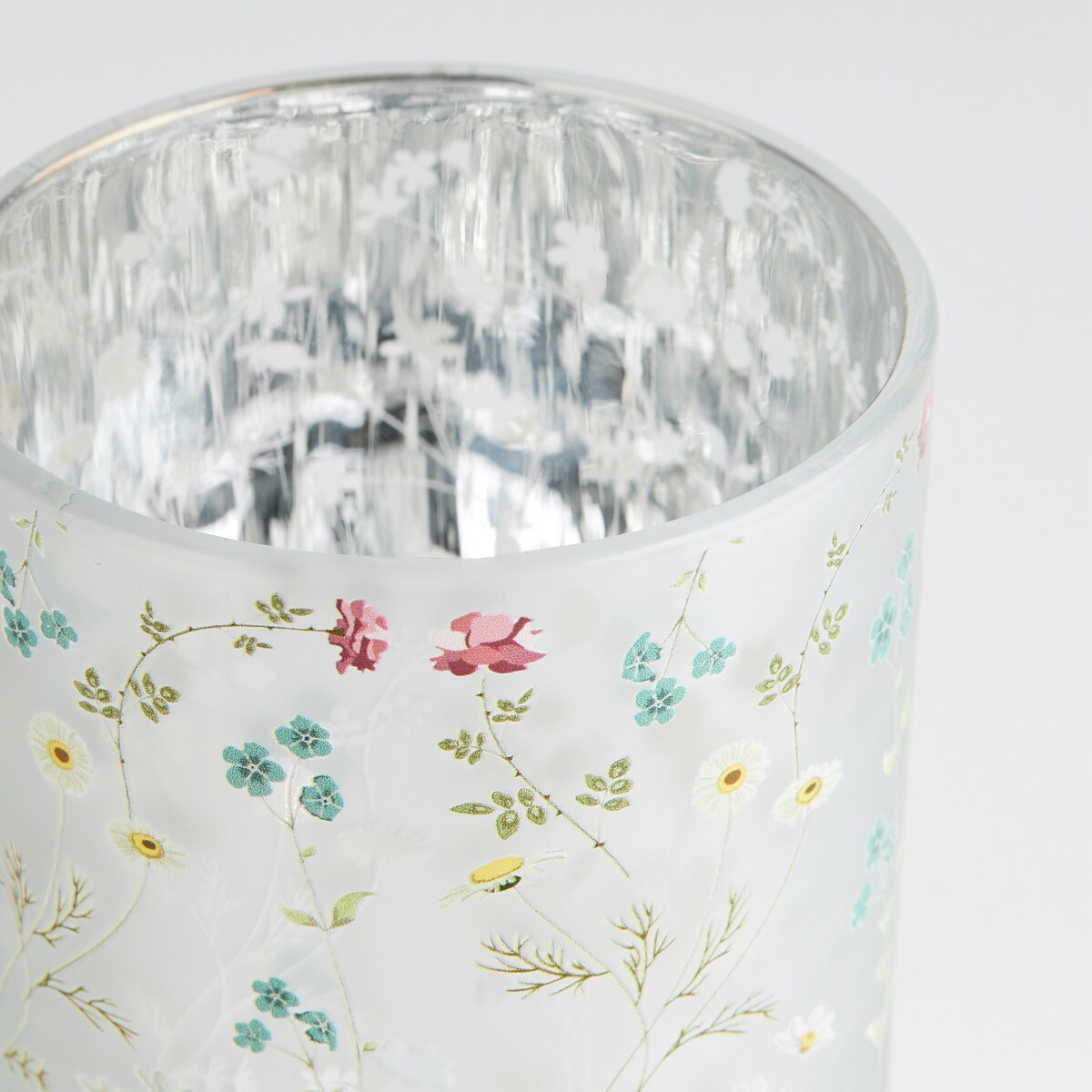 Świecznik Dowme z motywem kwiatowym