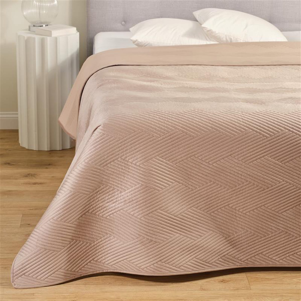 Jednokolorowa narzuta na łóżko z wytłoczonym wzorem Trialett 180x220 cm