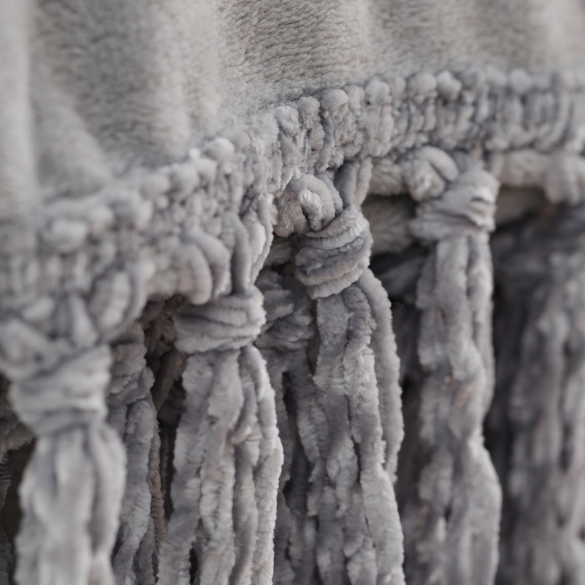 Jednokolorowy koc Tassels 130x170 cm