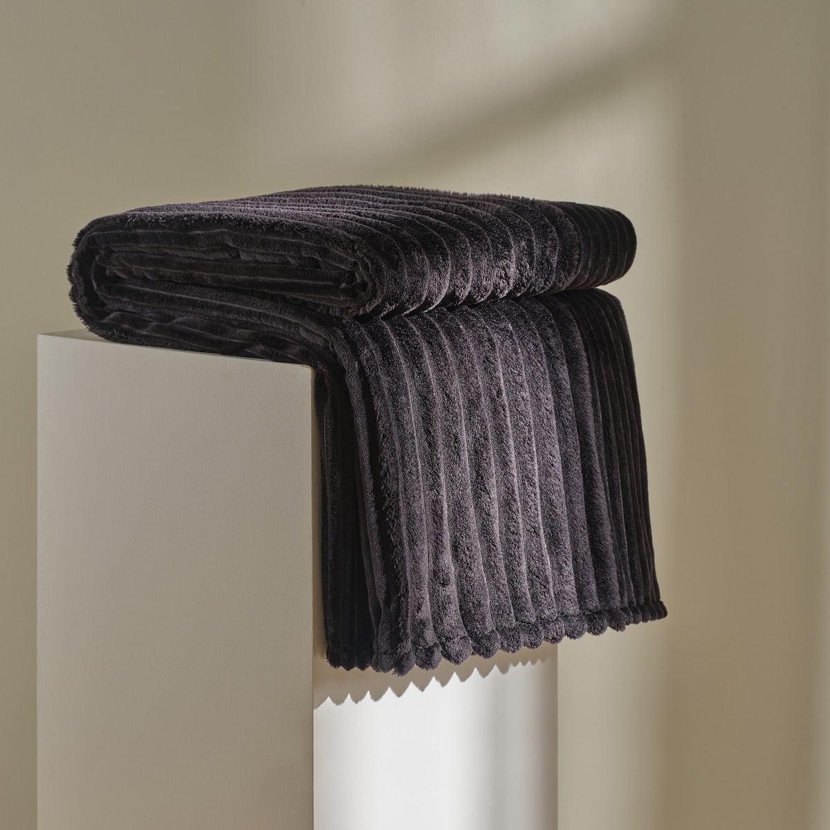 Jednokolorowy koc żakardowy Divite 150x200 cm