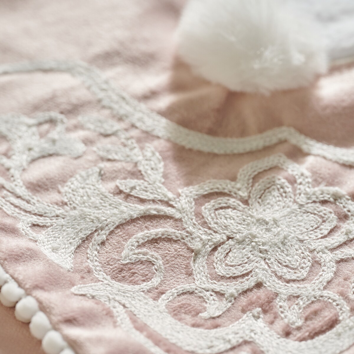 Bieżnik Haftowany Blando 45x180 cm z motywem królika