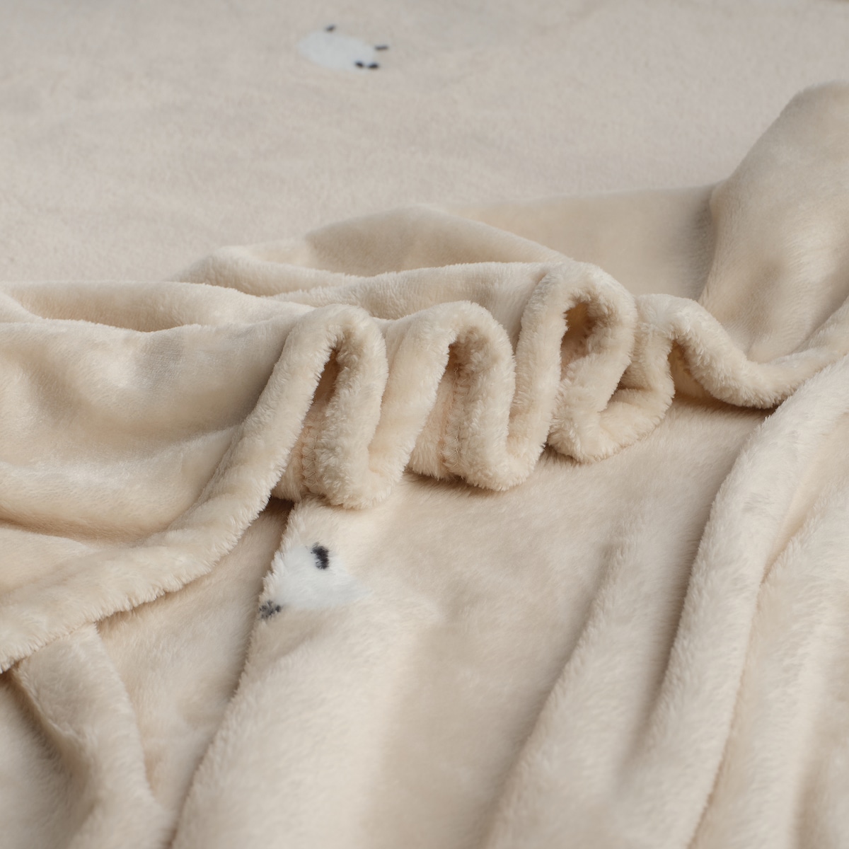 Drukowany koc Sheeperiso 150x200 cm z motywem baranka