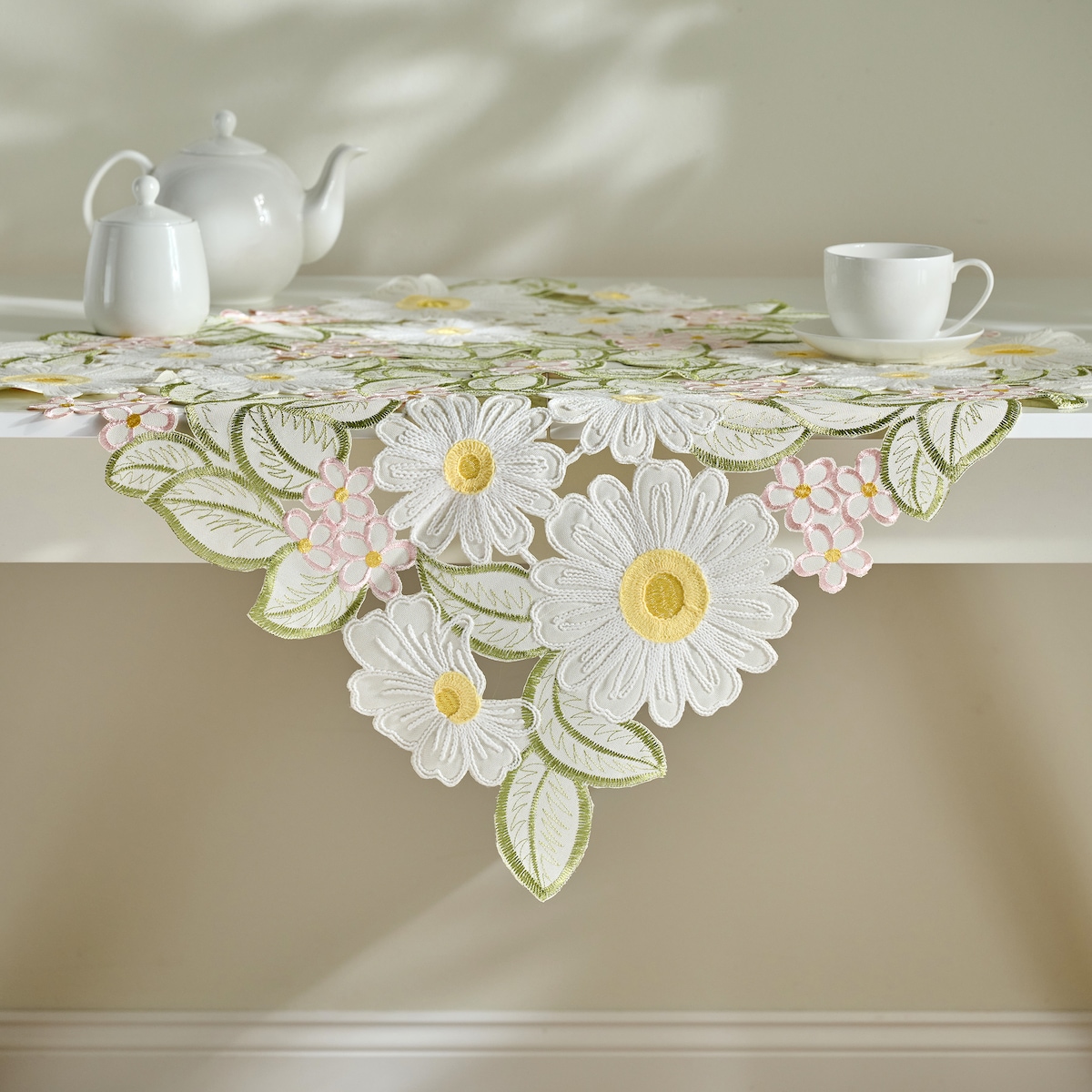 Serweta Haftowana Feris 80x80 cm z motywem kwiatowym