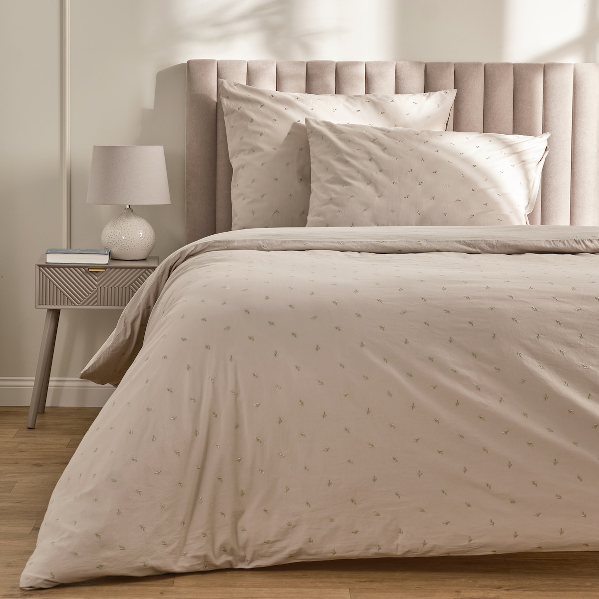 Pościel bawełniana z haftem Listisi 160x200 cm z motywem liściastym