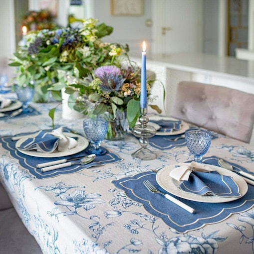 Obrus z motywem kwiatowym Blossom Blue