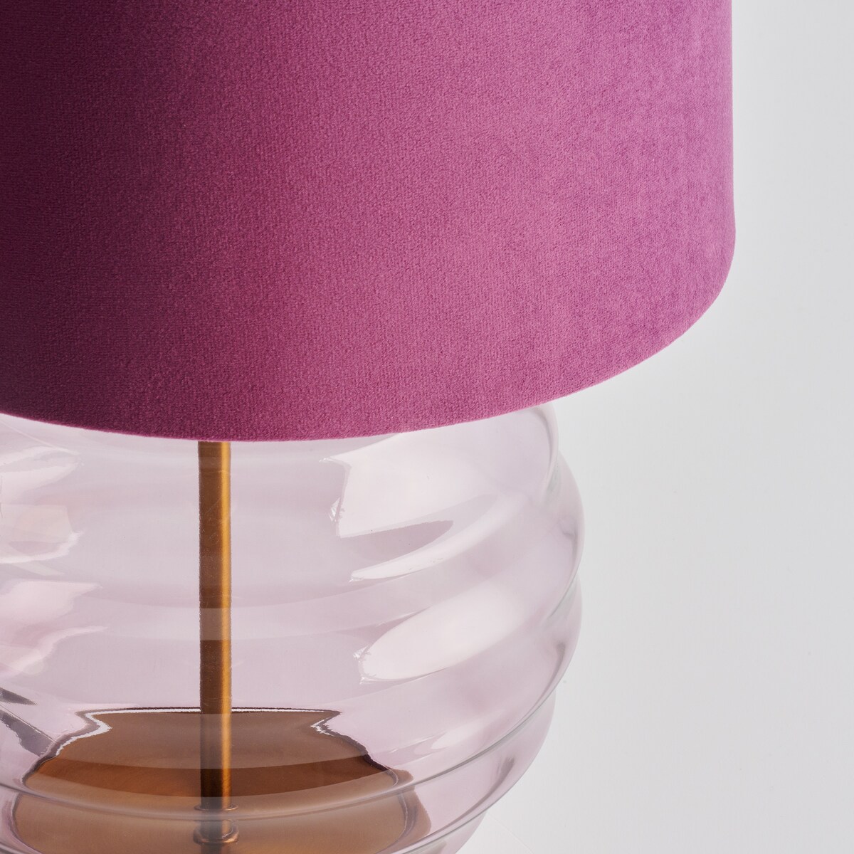 lampa stołowa ze szklaną podstawą stryker