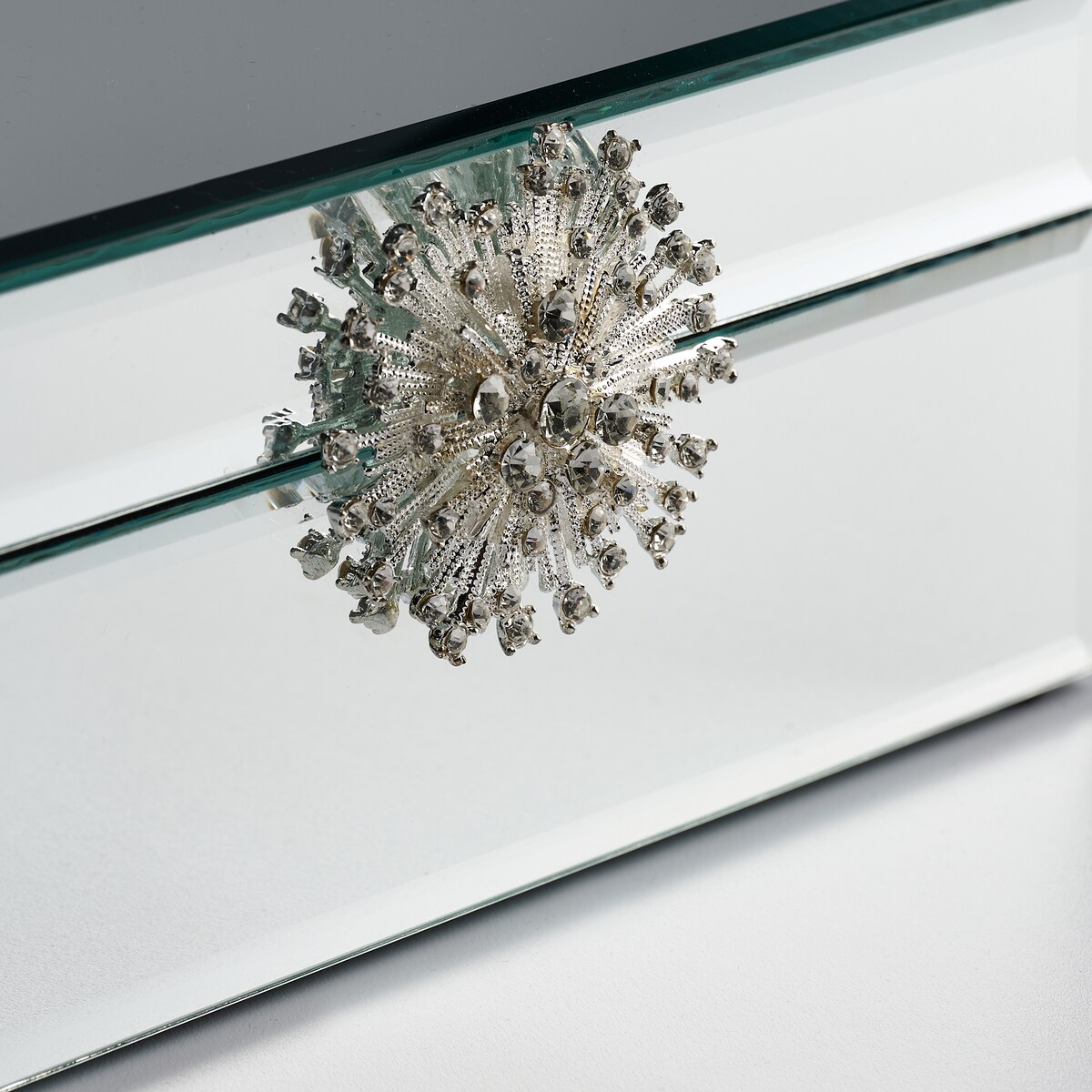 Szklana szkatułka na biżuterię z ozdobnym zapięciem mirro