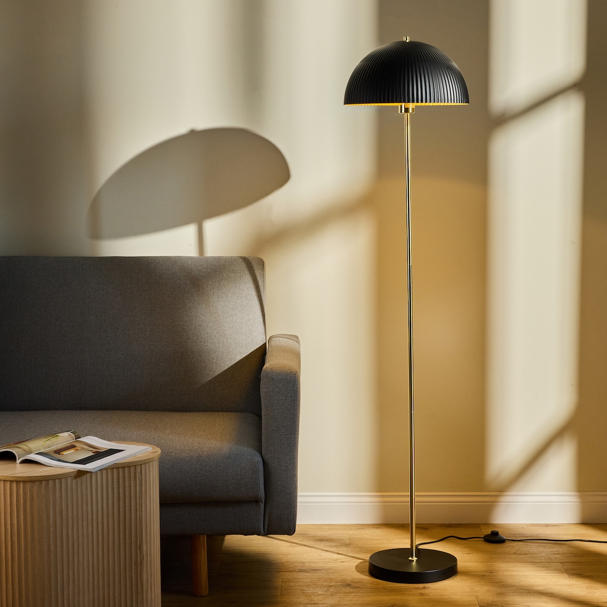 elegancka lampa podłogowa typu "grzybek" foy