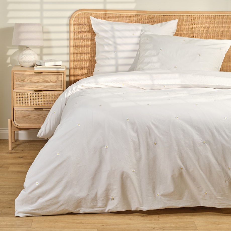 Pościel z perkalu z haftem Margotka 160x200 cm z motywem kwiatowym