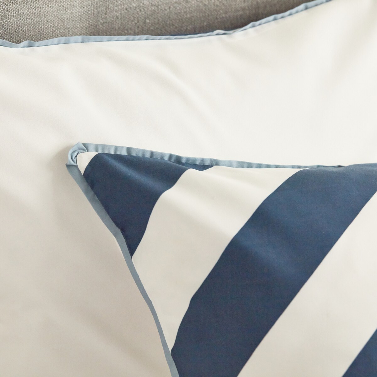 Pościel z mikrofibry z lamówką Pasiu 200x220 cm w paski