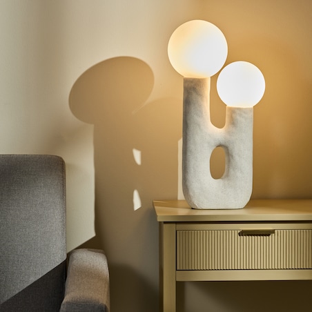 lampa stołowa z kloszem w kształcie kuli handy