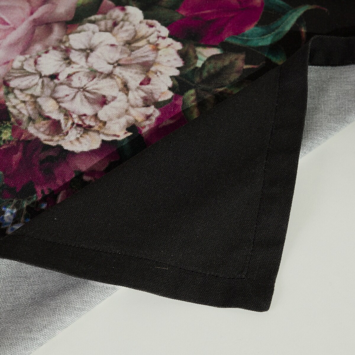 Serweta Flerro 80x80 cm z motywem kwiatowym