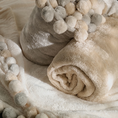 Jednokolorowy koc z pomponami Ponnie 150x200 cm