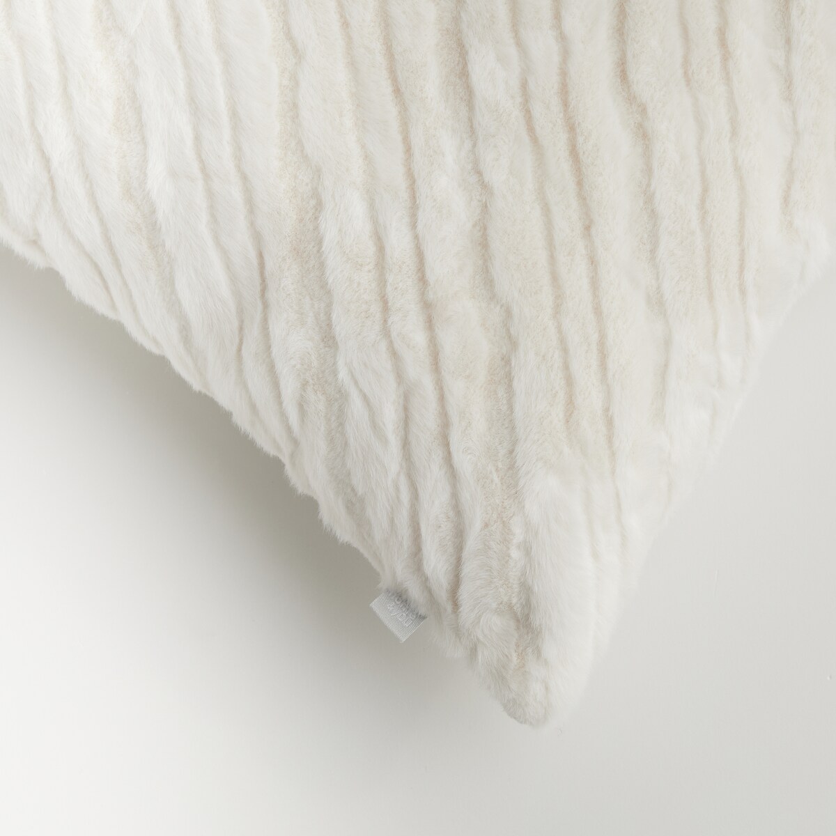 Poszewka Futrzana Pufos 45x45 cm z motywem geometrycznym