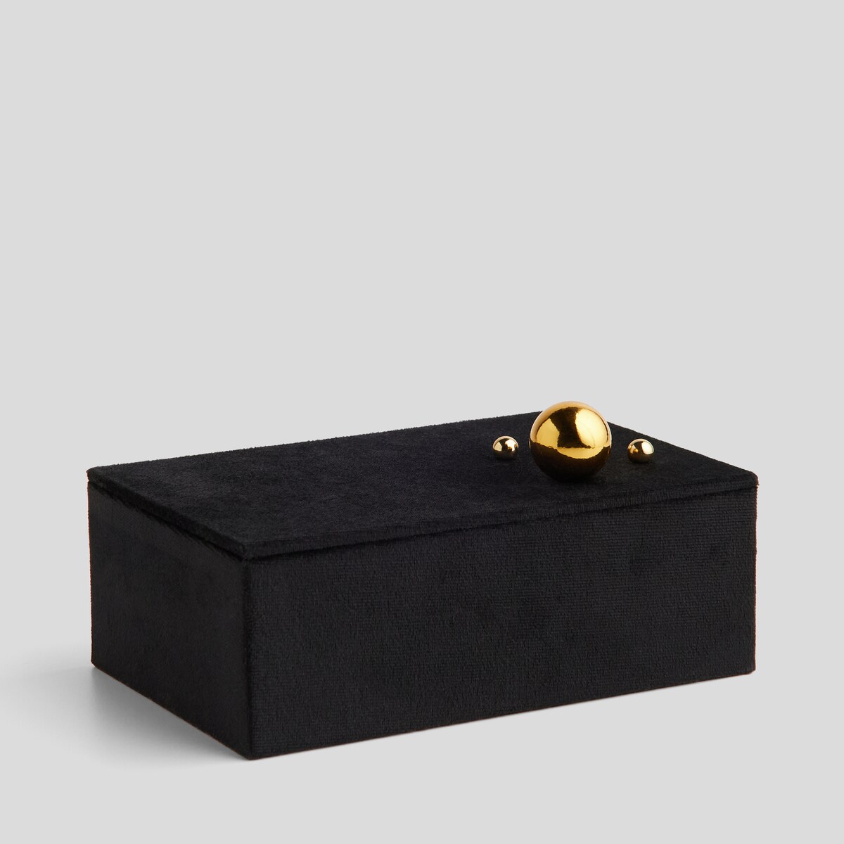 Welurowa szkatułka na biżuterię z ozdobnym zapięciem breta
