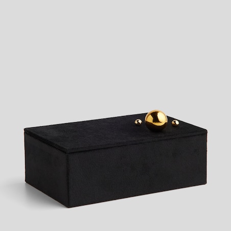 Welurowa szkatułka na biżuterię z ozdobnym zapięciem breta