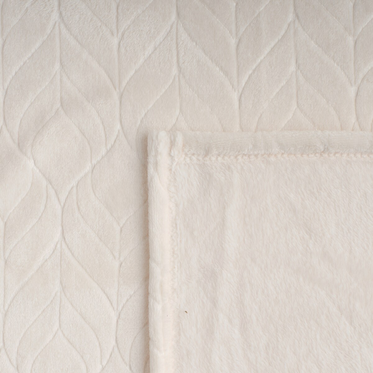 Jednokolorowy koc z wytłoczonym wzorem Violineos 150x200 cm z motywem arabeski