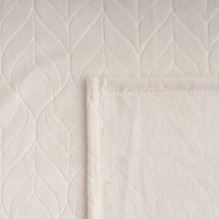 Jednokolorowy koc z wytłoczonym wzorem Violineos 150x200 cm z motywem arabeski