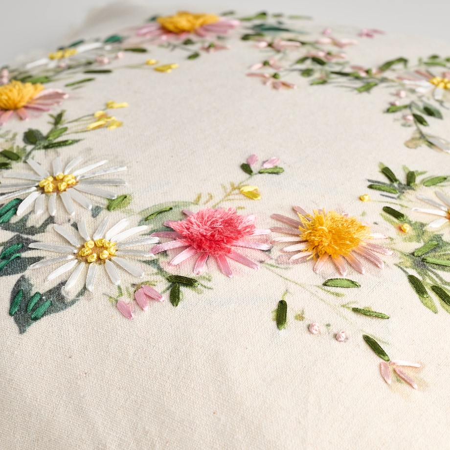 Poszewka Haftowana Patka 45x45 cm z motywem kwiatowym