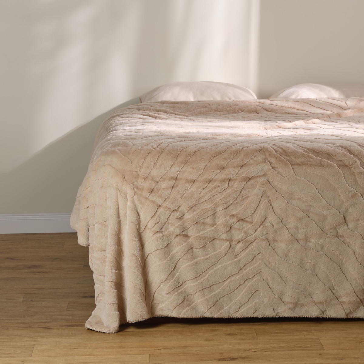 Jednokolorowa futrzana narzuta na łóżko Sarafi 180x220 cm z motywem zwierzęcym