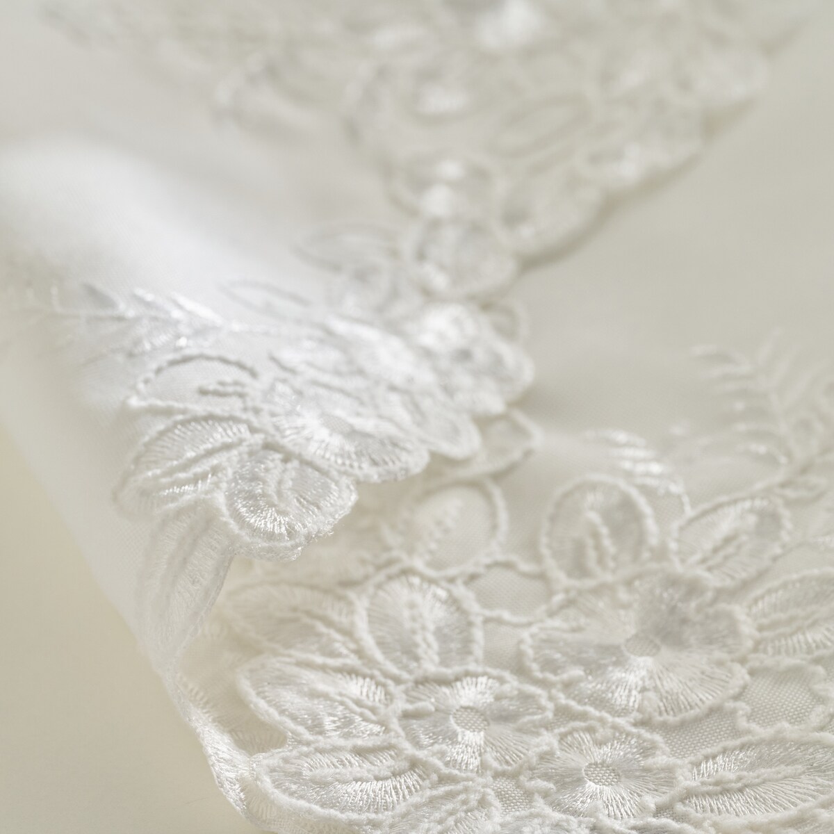 Serweta Haftowana Lucro 80x80 cm z motywem kwiatowym