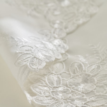 Serweta Haftowana Lucro 80x80 cm z motywem kwiatowym