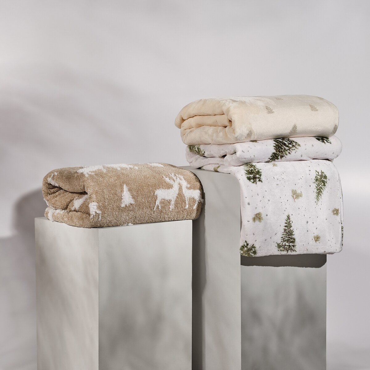 Drukowany koc Deerito 150x200 cm z motywem renifera