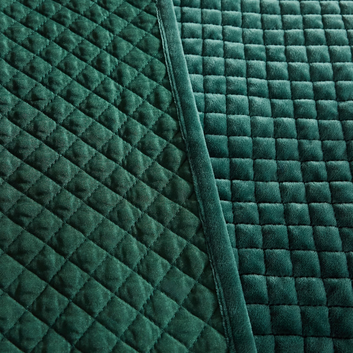 Jednokolorowa narzuta na łóżko Plums 200x220 cm z motywem geometrycznym