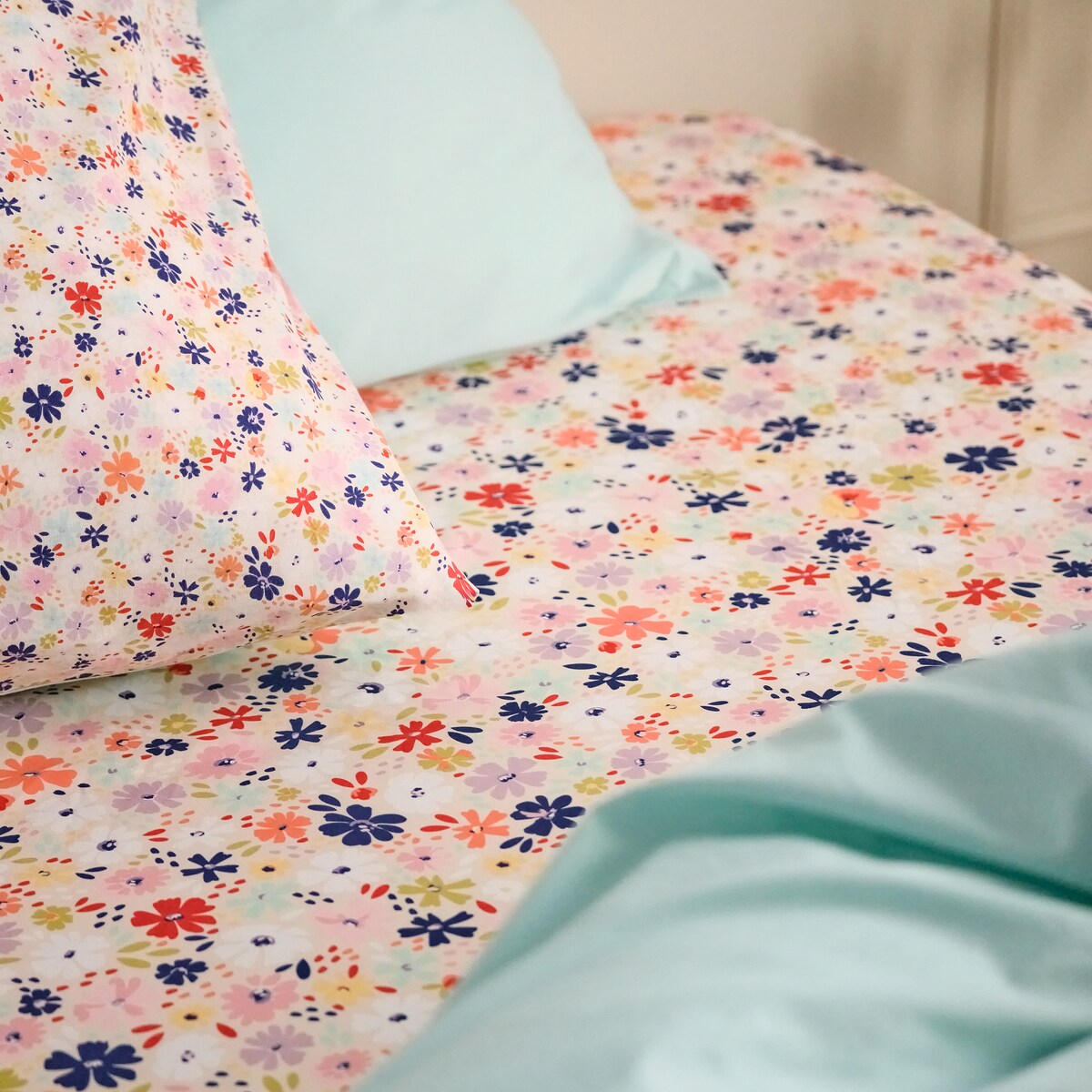 Prześcieradło z mikrofibry z gumką Bloomi 160x200 cm z wzorem kwiatowym