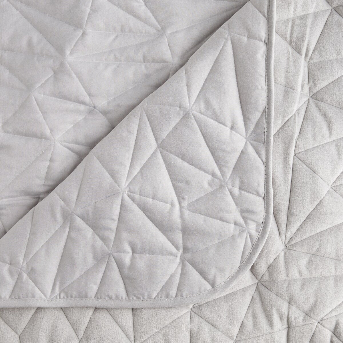 Narzuta Trianga 200x220 cm z motywem geometrycznym