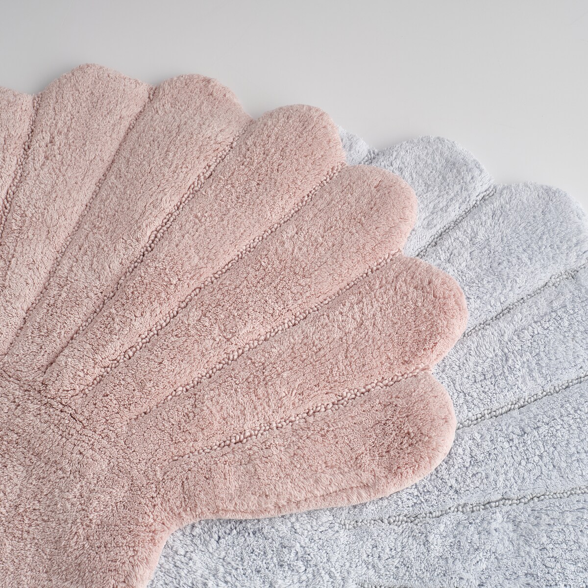 Dywanik łazienkowy Shelly 60x70 cm z motywem morskim