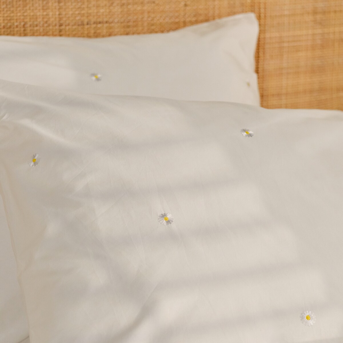 Pościel z perkalu z haftem Margotka 160x200 cm z motywem kwiatowym