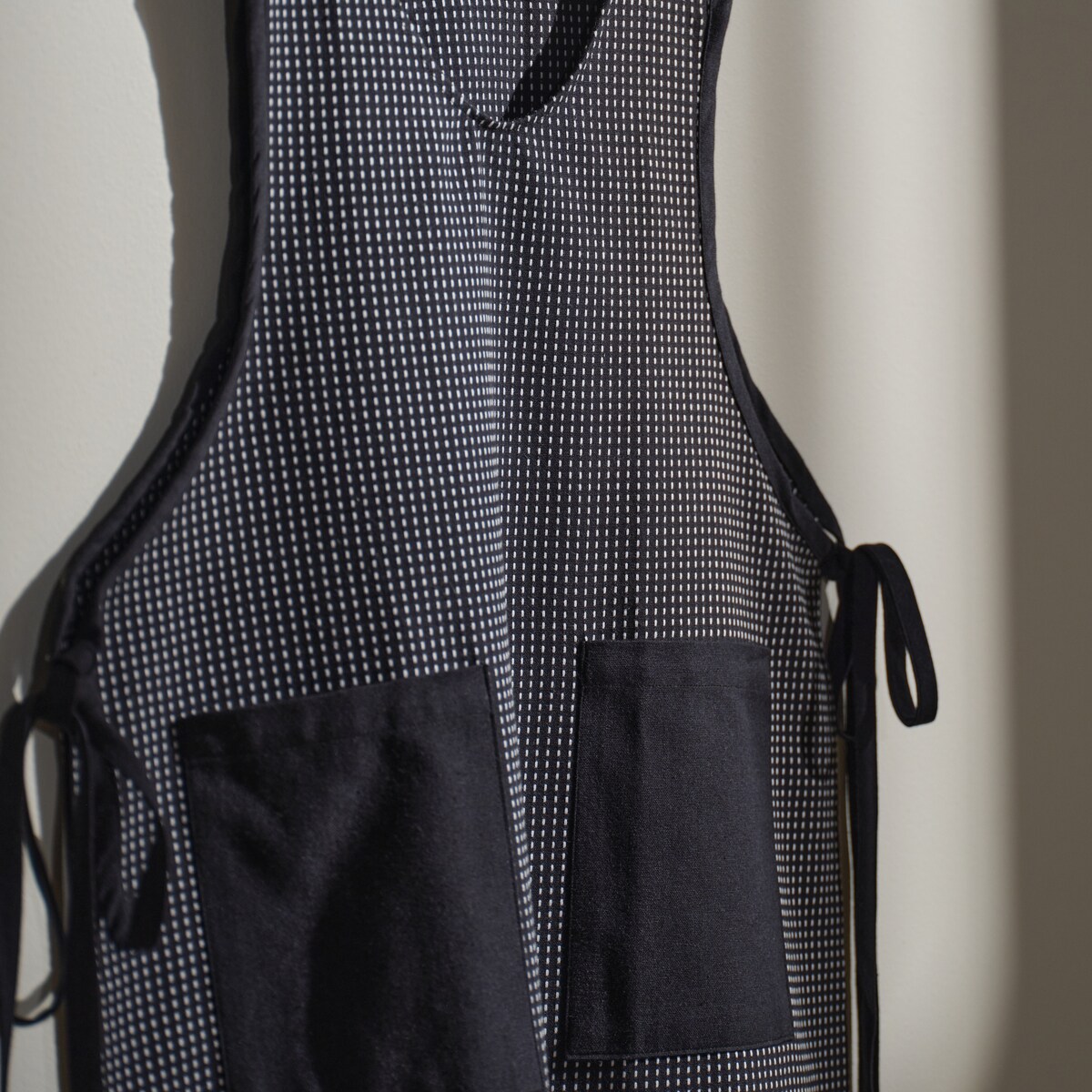 Fartuch Monos 62.5x98 cm z motywem geometrycznym