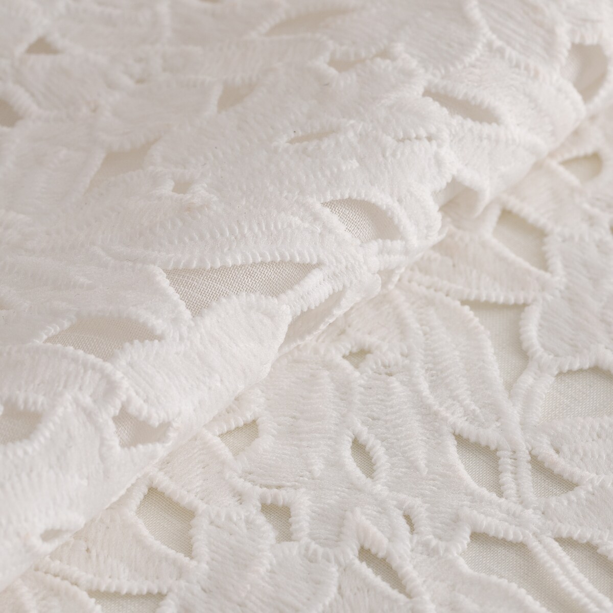 Serweta Haftowana Dolores 80x80 cm z motywem kwiatowym