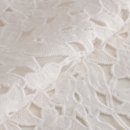 Serweta Haftowana Dolores 80x80 cm z motywem kwiatowym