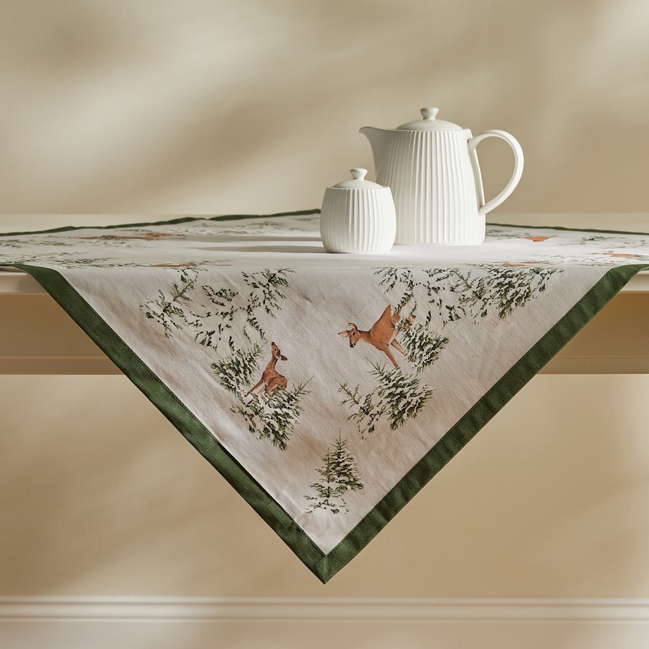 Serweta z nadrukiem Hirvos 80x80 cm z motywem zwierząt leśnych