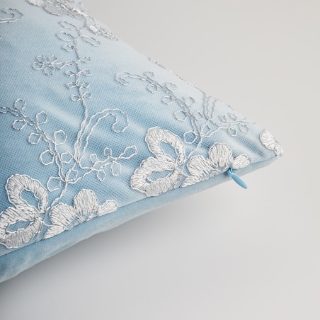 Poszewka Haftowana Raheen 45x45 cm z motywem kwiatowym