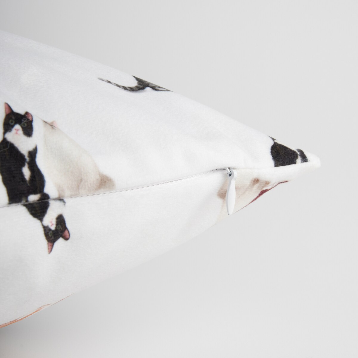 Poszewka z nadrukiem Gattino 45x45 cm z motywem zwierzęcym