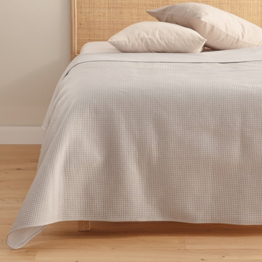 Jednokolorowa narzuta na łóżko z wytłoczonym wzorem Pontoso 240x260 cm