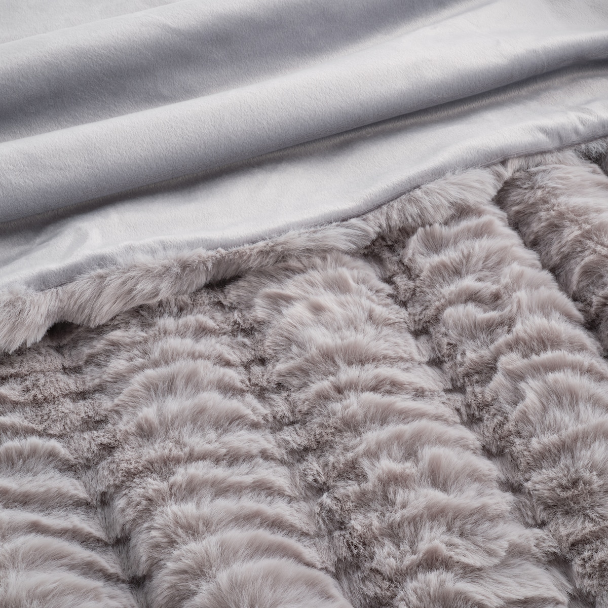 Jednokolorowa futrzana narzuta na łóżko Harisea 180x200 cm