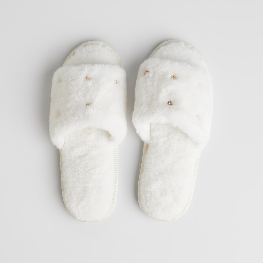 Kapcie Nulino z motywem gwiazdy