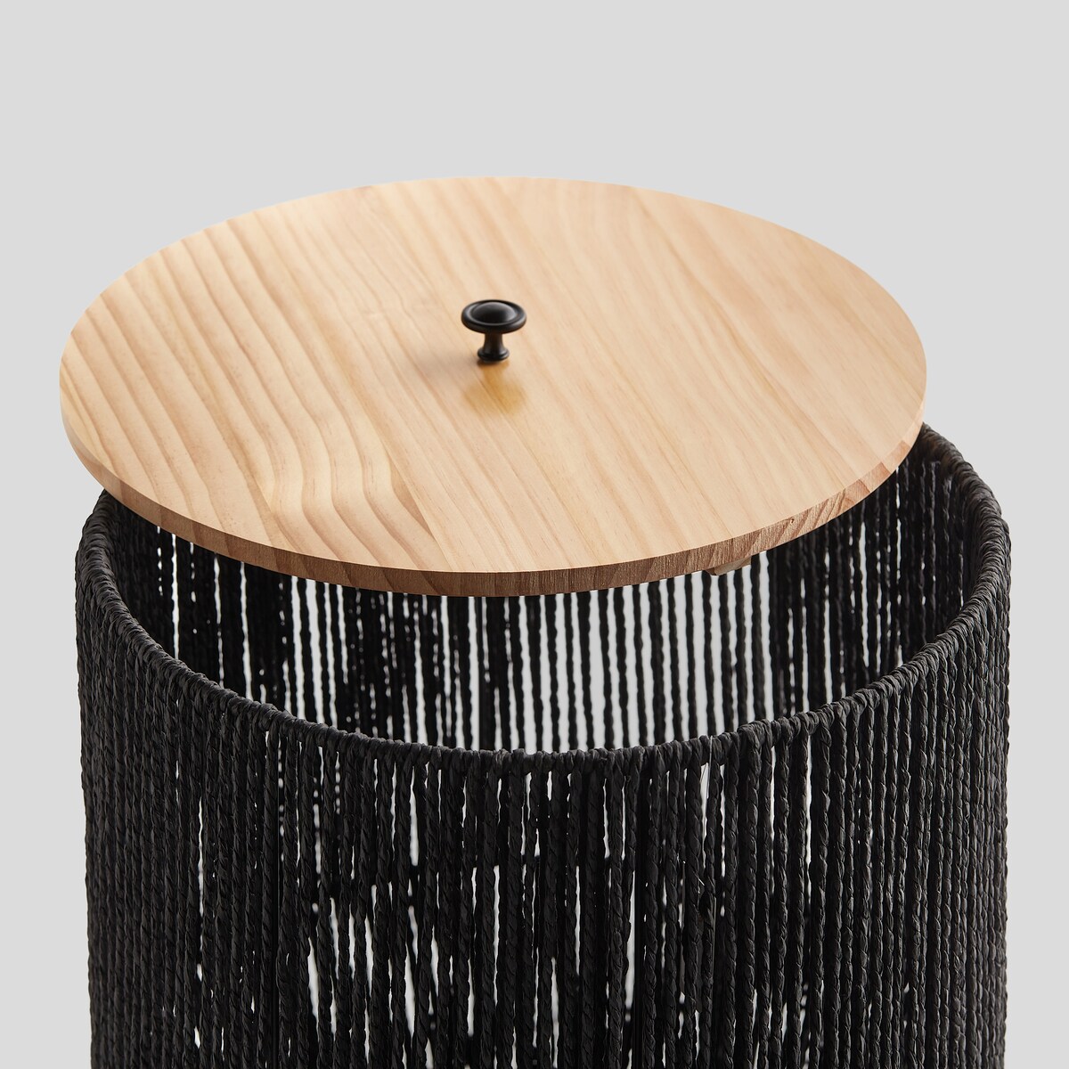 pleciony kosz na pranie z drewnianą pokrywką anielii