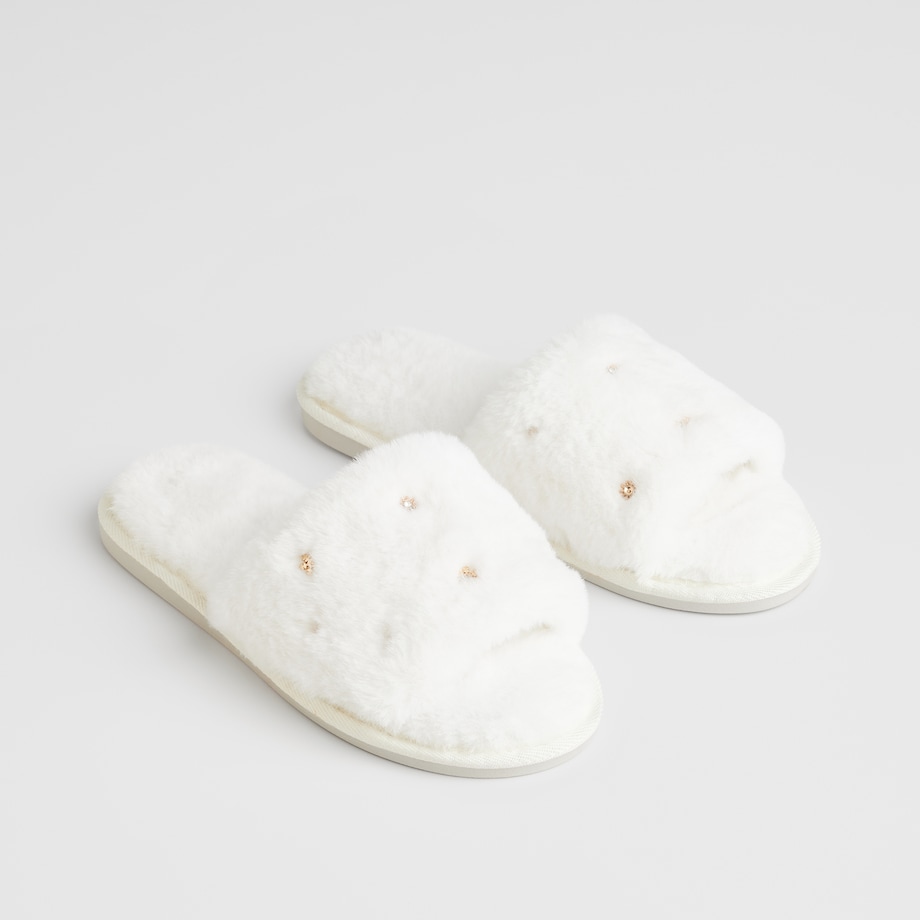 Kapcie Nulino z motywem gwiazdy